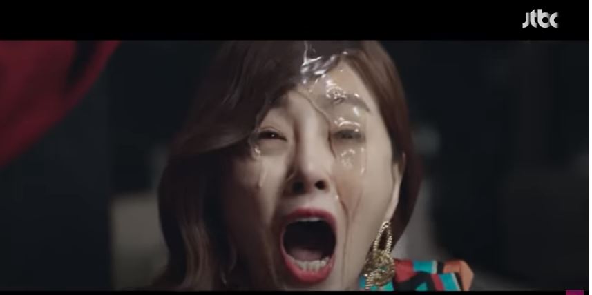 Jin Jin-hee (Oh Na-Ra) disiram oleh Han Seo-Jin (Yum Jung-Ah)