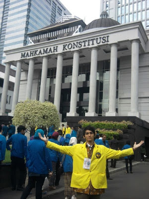 7 Hal ini membuat mahasiswa hukum cocok dijadikan pasangan hidup