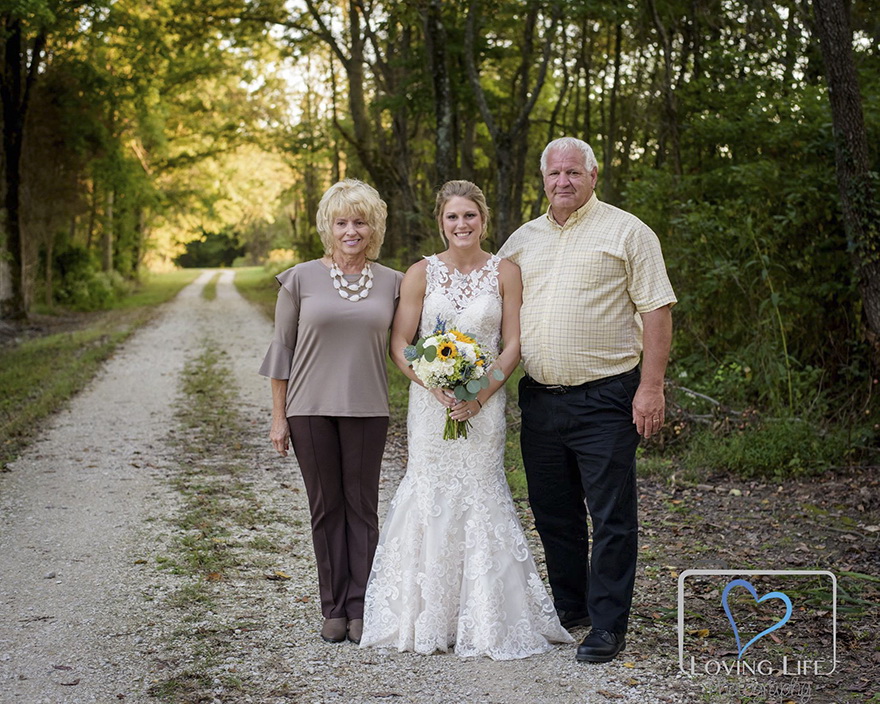 Sumber : www.petapixel.com/2018/10/13/a-widowed-brides-wedding-photos-with-her-groom/
