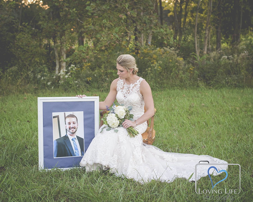 Sumber : www.petapixel.com/2018/10/13/a-widowed-brides-wedding-photos-with-her-groom/
