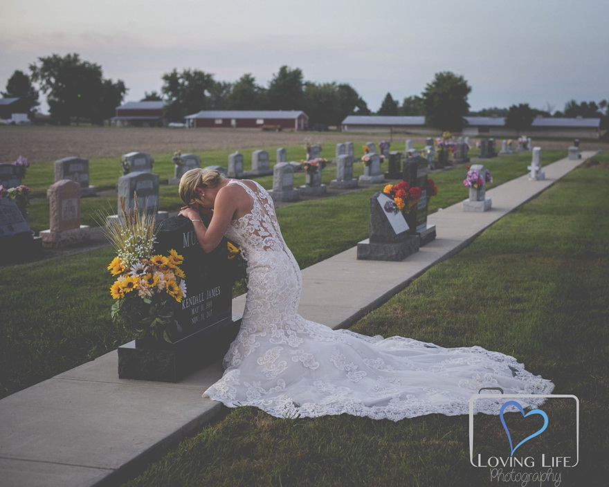 Sumber : www.petapixel.com/2018/10/13/a-widowed-brides-wedding-photos-with-her-groom/