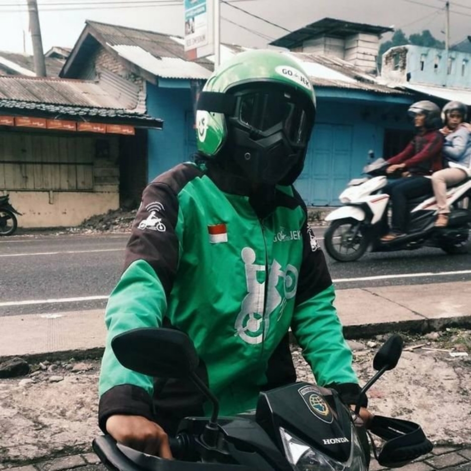 7 Helm driver ojek online ini absurdnya bikin kamu ketawa ngakak