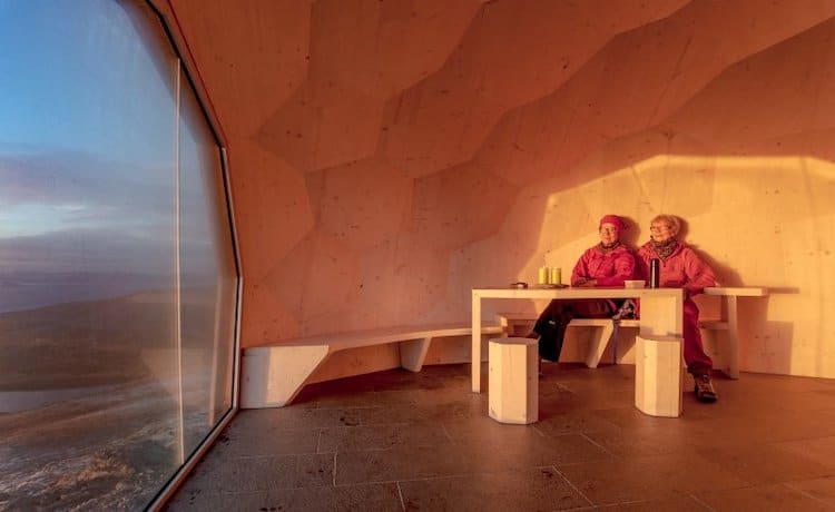 Seperti puzzle 3D, bangunan kabin unik ini dapat ditemui di Norwegia