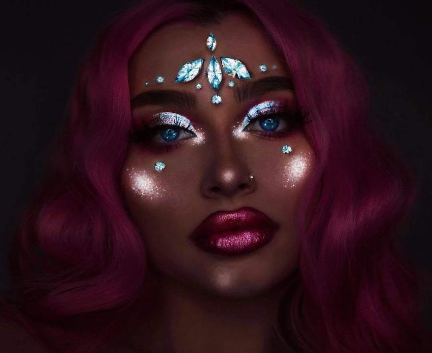 Anti mainstream, 20 make up 'glowing in the dark' ini bikin takjub
