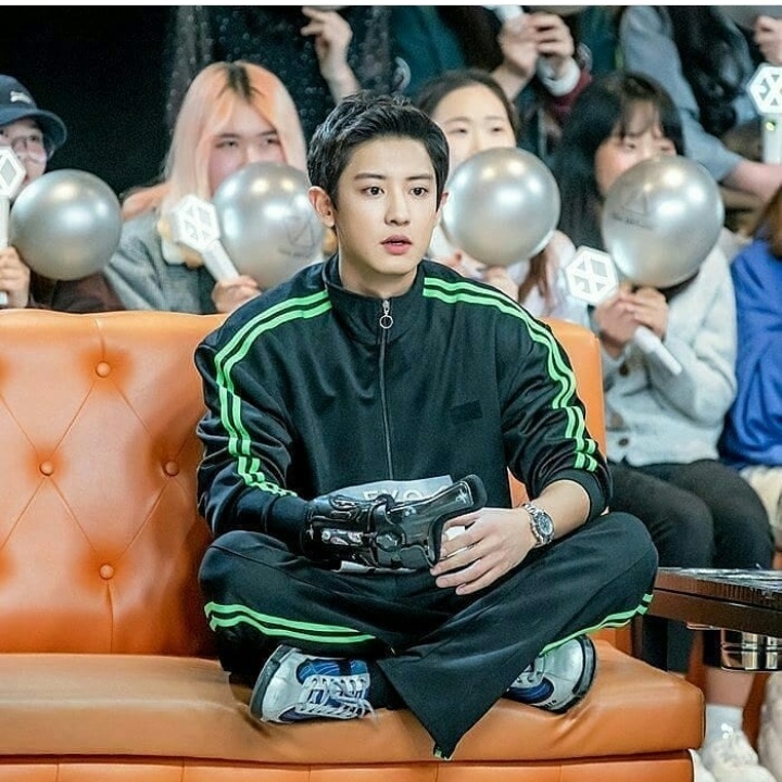 Foto Chanyeol EXO pakai jaket hijau-hitam ala ojol bikin fans terkesan