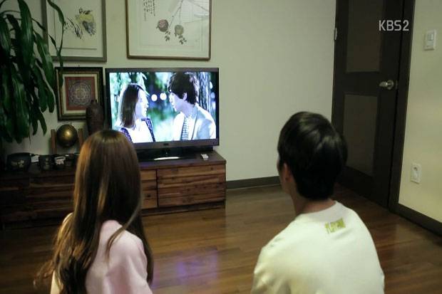 Nonton drama korea (foto:lifestyle.sindonews.com)