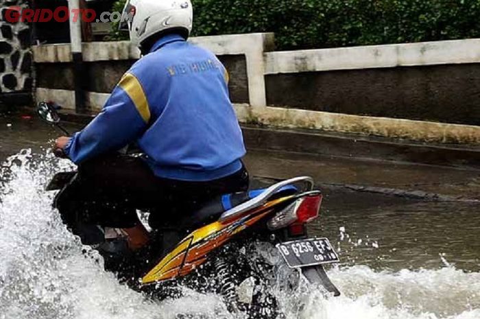 Musim hujan, 3 hal ngeselin ini sering dirasakan oleh pengendara motor