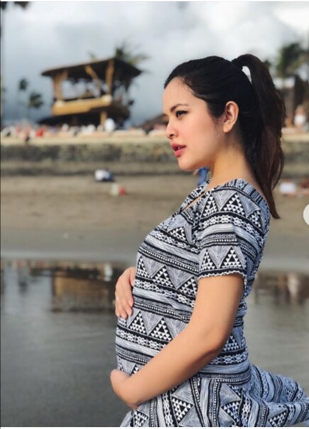 Hamil anak pertama, ini 10 potret baby bump Tasya Kamila