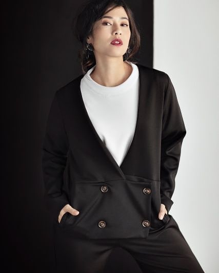 Biar makin stylish, 10 gaya outfit ala Dian Sastro ini bisa kamu tiru