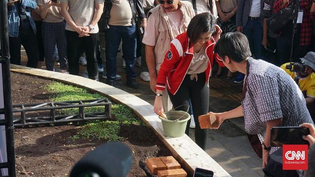 Peletakan batu pertama oleh Iqbaal dan Vanesha