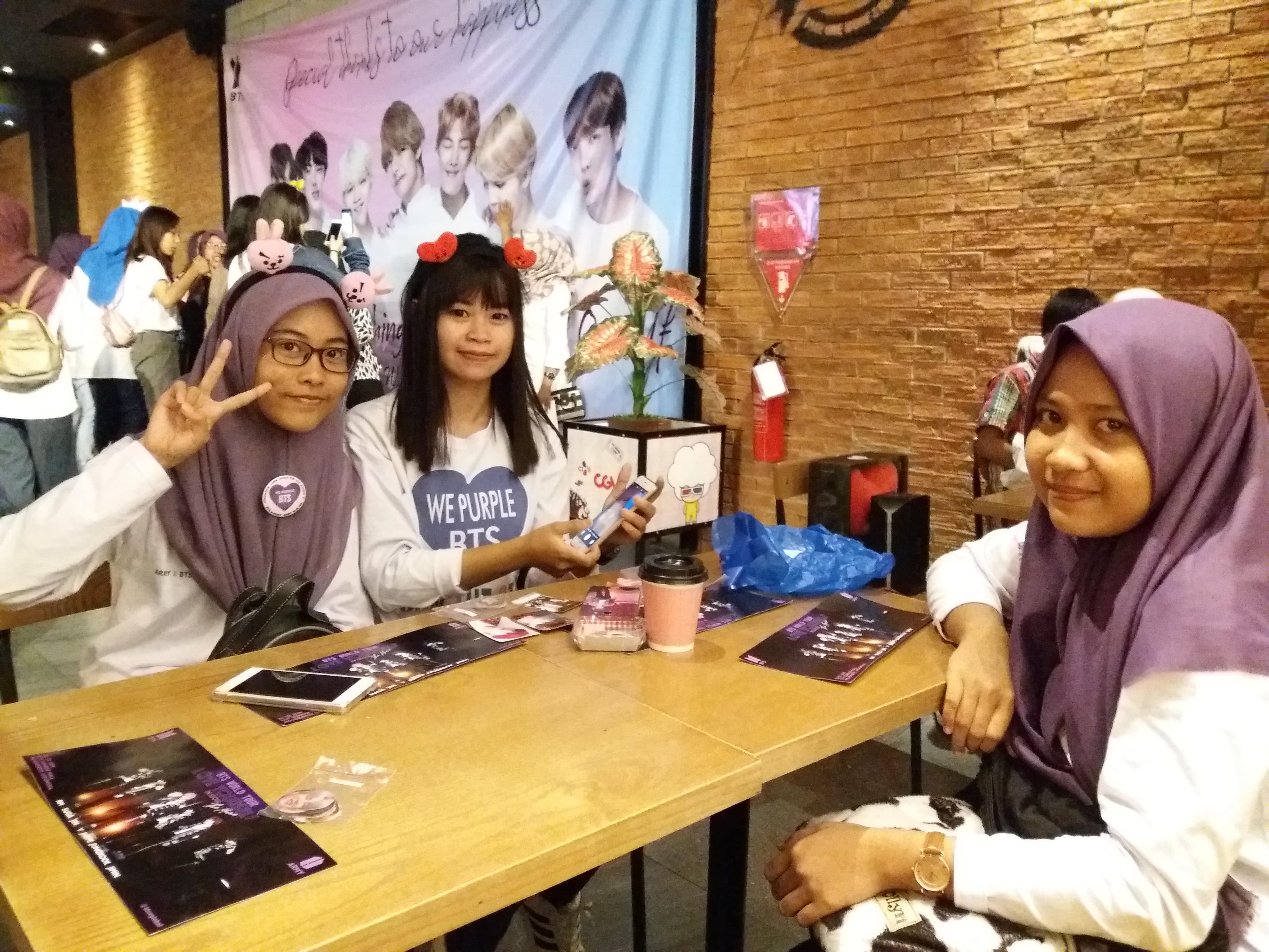 Keseruan nobar 'BTS World Tour: Love Yourself in Seoul' di Mojokerto