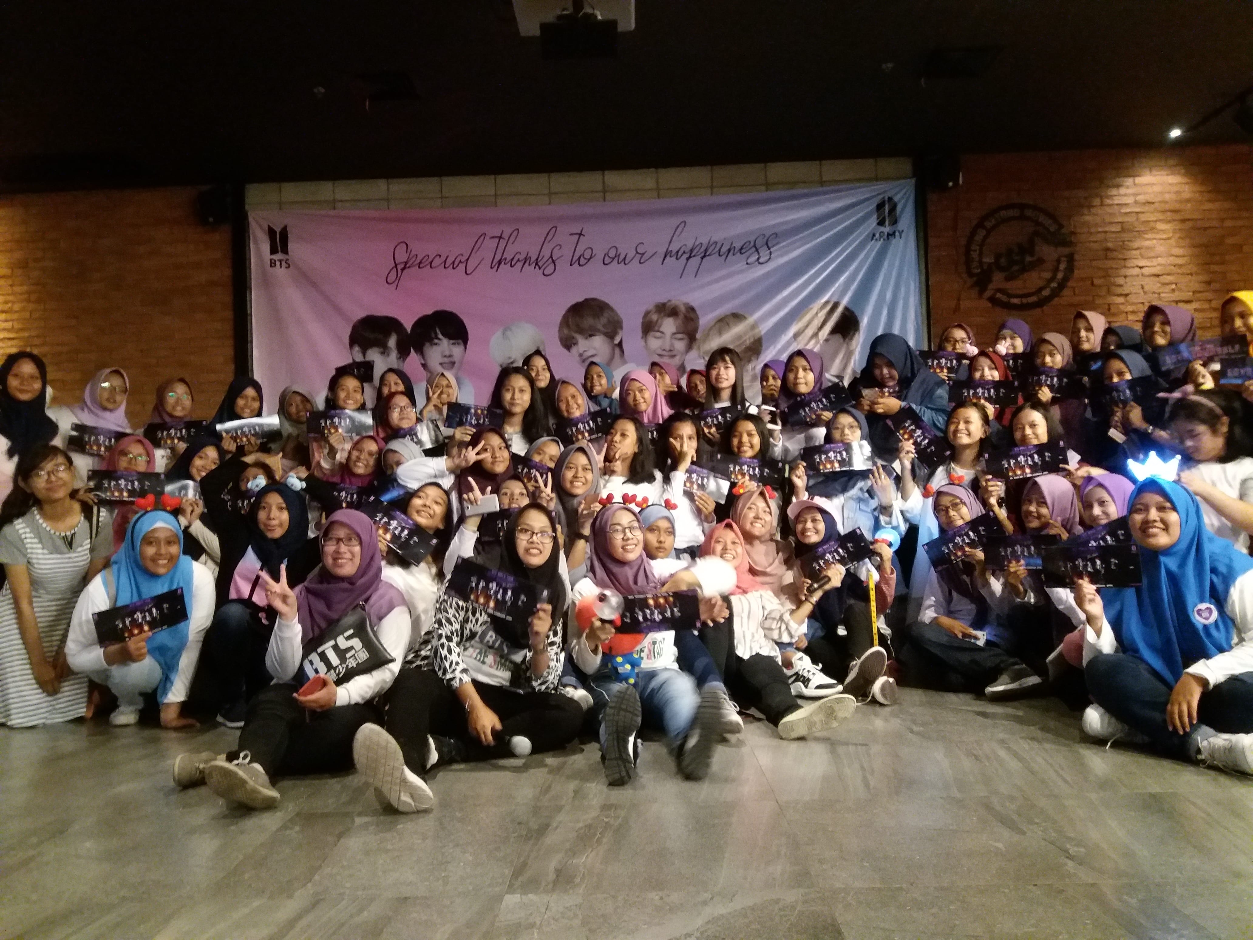 Keseruan nobar 'BTS World Tour: Love Yourself in Seoul' di Mojokerto