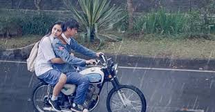 Enak pacaran naik motor atau mobil? Ini perbandingannya