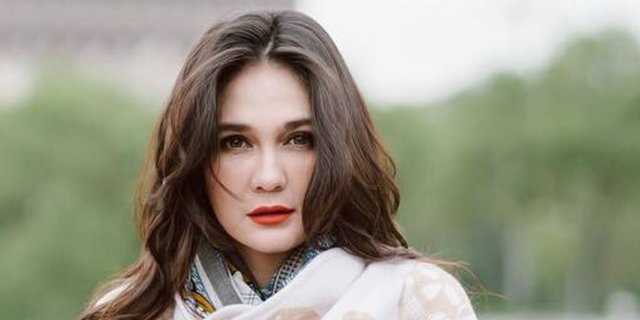 Baru putus, 4 artis ini langsung ditinggal mantannya menikah