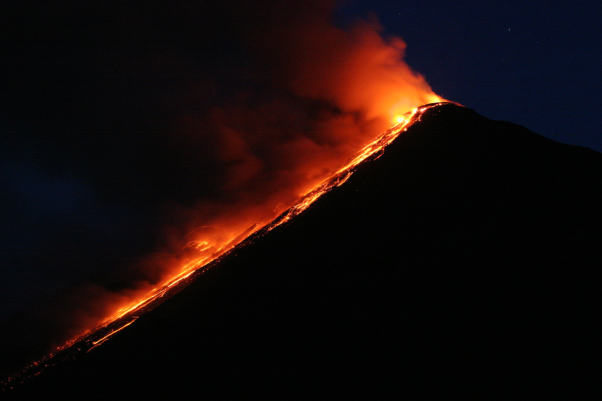 Gunung Api Karangetang saat sedang erupsi. (Foto: Ronny Adolof Buol)