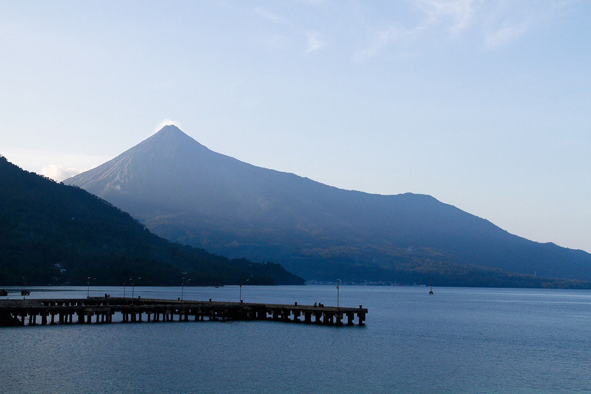 Gunung api Karangetang seolah menjadi penjaga pulau Siau. (Foto: Ronny Adolof Buol)