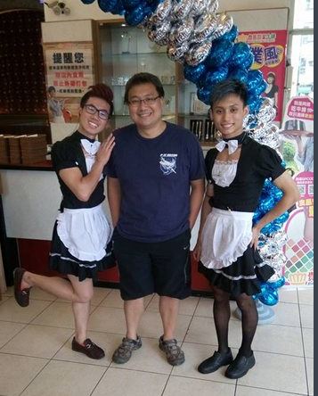 Pelayan cowok di cafe ini berpakaian ala cewek, tertarik mampir?