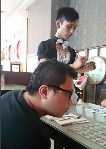 Pelayan cowok di cafe ini berpakaian ala cewek, tertarik mampir?