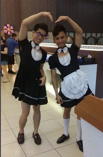 Pelayan cowok di cafe ini berpakaian ala cewek, tertarik mampir?