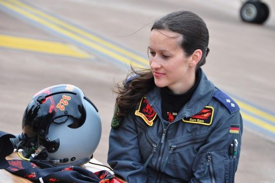 10 Pilot pesawat tempur wanita terbaik di dunia ini bikin kagum