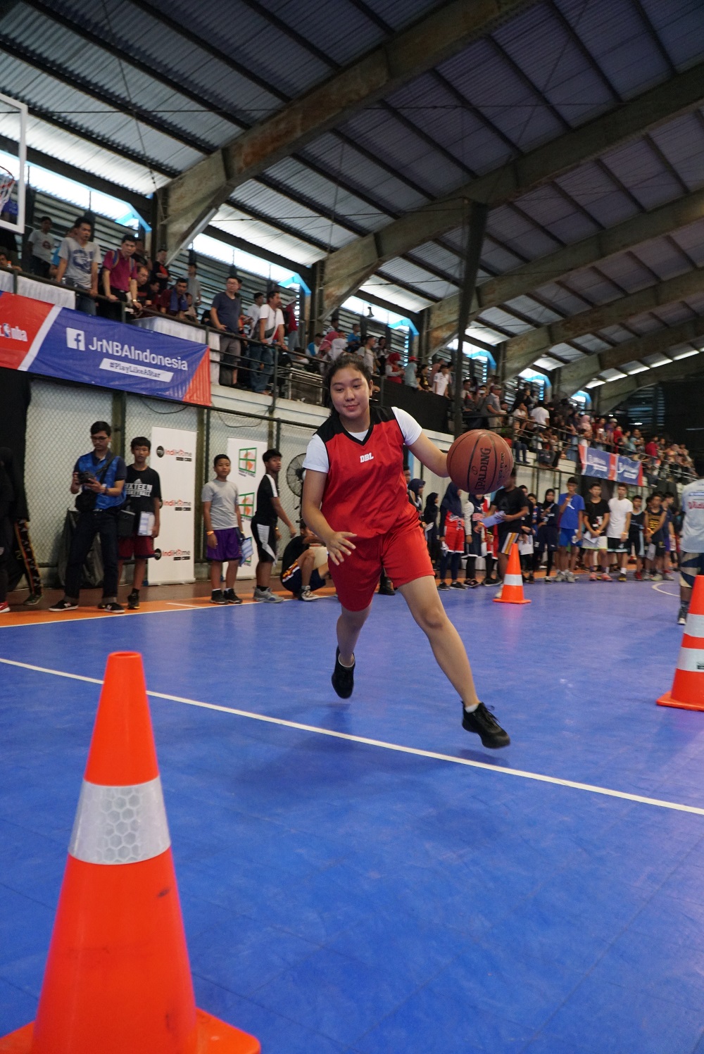 INSPIRASI: Sophia Rebbeca(Honda DBL Indonesia All-Star 2018) sedang memberikan tips dan trik dribbling kepada para peserta Jr. NBA Indonesia Camp 2019, bertempat di Cilandak Sport Center, Jakarta Selatan, Sabtu (30/3).