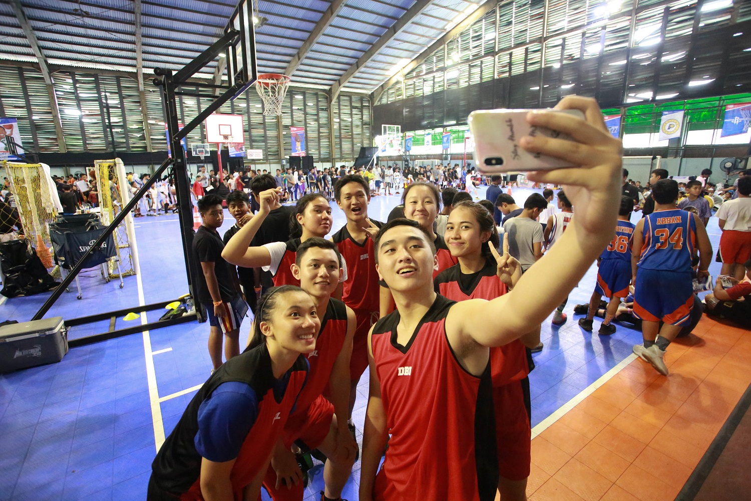 ANTUSIAS : Delapan student-athlete dari Honda DBL berswafoto bersama setelah ikut berbagi inspirasi dalam Jr. NBA Indonesia Camp 2019, Sabtu (30/3).
