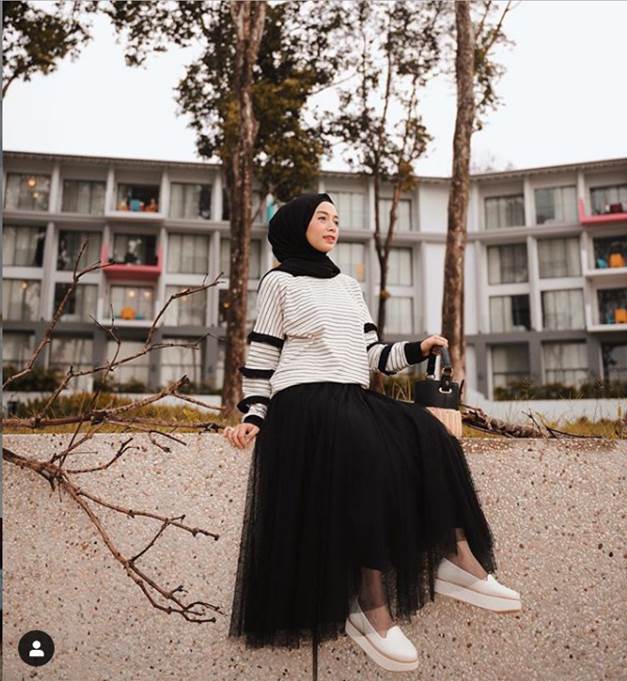 Rekomendasi gaya monokrom 5 hijabers hits, simpel & gak membosankan