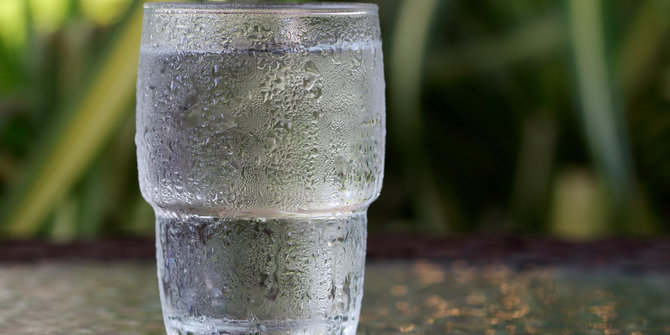 Apakah minum air putih dingin bisa membuat gemuk? Ini penjelasannya