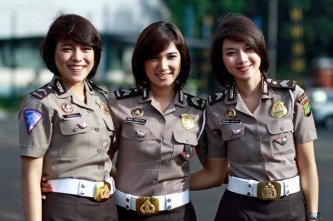 Tak cuma pria, 7 profesi ini juga ditekuni wanita cantik & tangguh