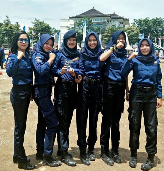 Tak cuma pria, 7 profesi ini juga ditekuni wanita cantik & tangguh