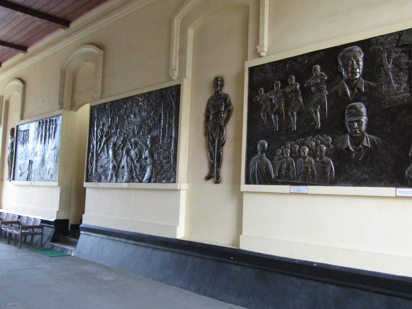 Relief-Relief yang Terdapat di lorong Museum PETA Bogor