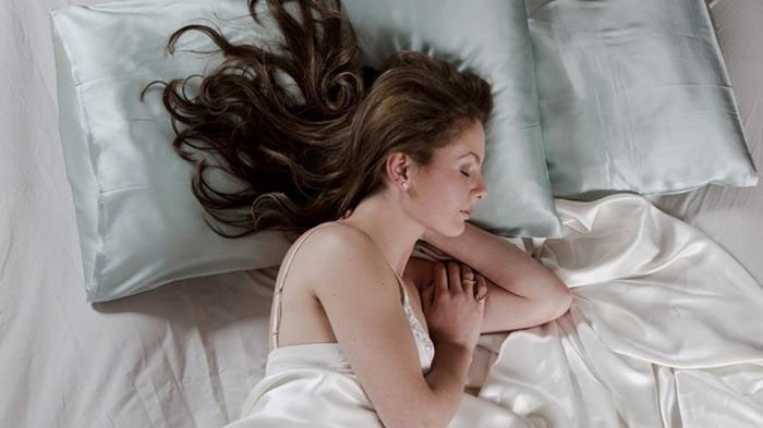 3 Dampak buruk ini bisa timbul jika tidur dengan kondisi rambut basah