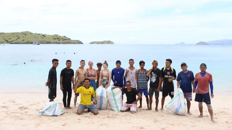 Anak anak muda di pulau komdo