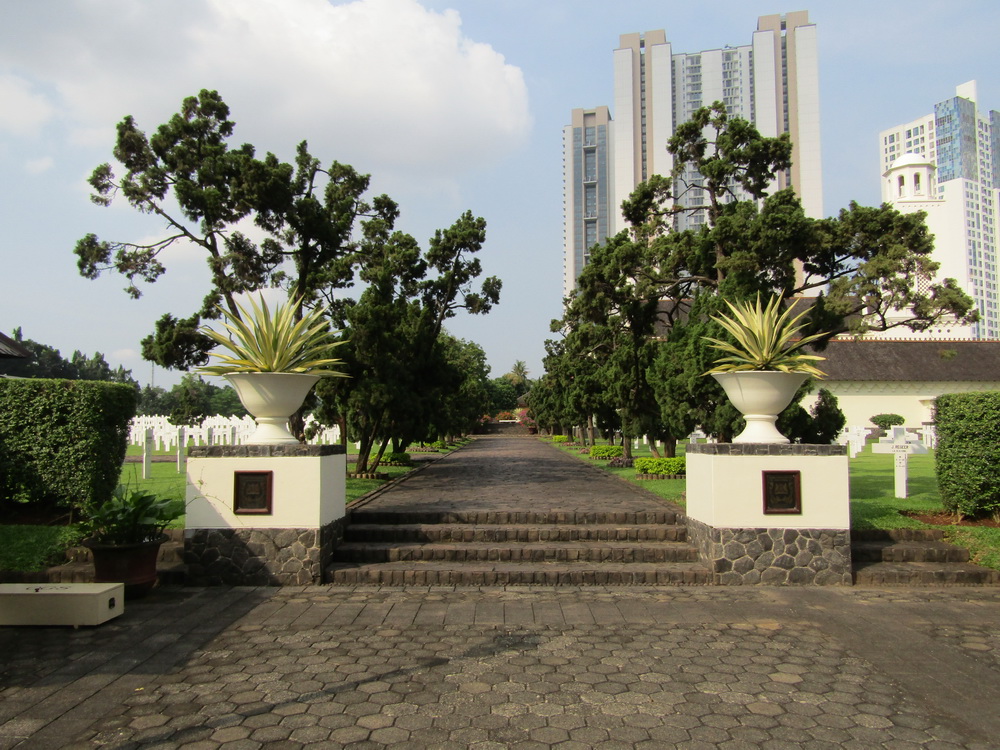 Jalan Masuk Menuju Kompleks Pemakaman yang asri dengan pohon-pohon di sisi  kiri dan kanannya