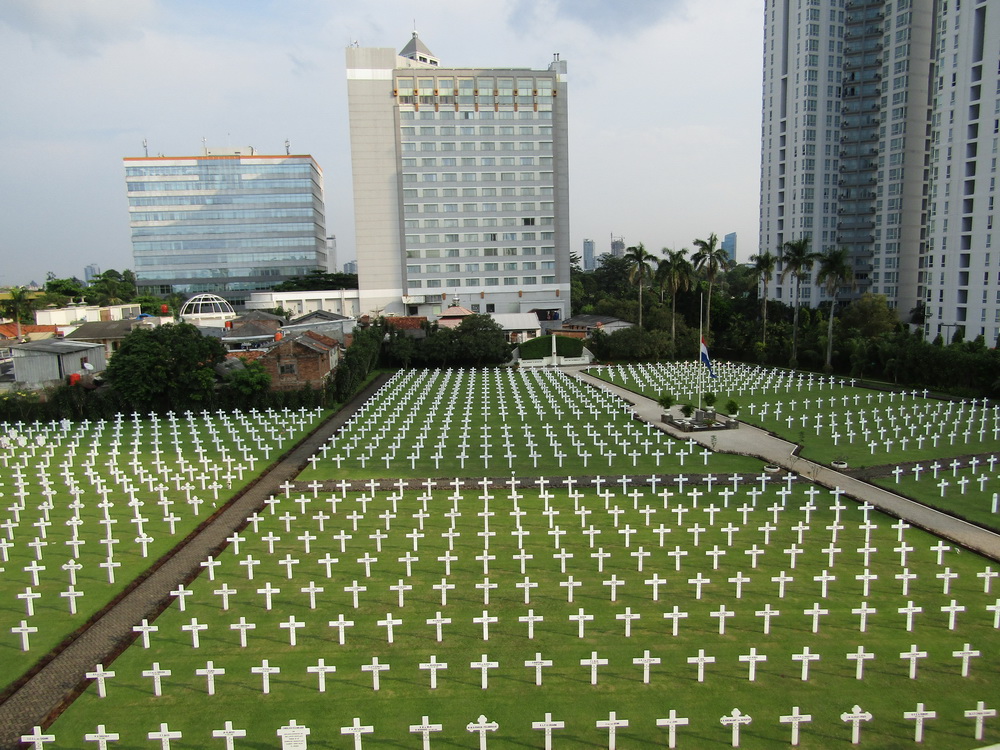 Kompleks Pemakaman Ereveld Menteng Pulo dilihat dari Balkon Gereja Simultaan.