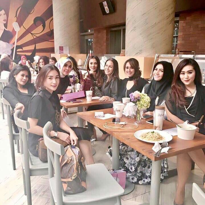 4 Gaya glamor Erin Taulany, jadi anggota geng arisan elit