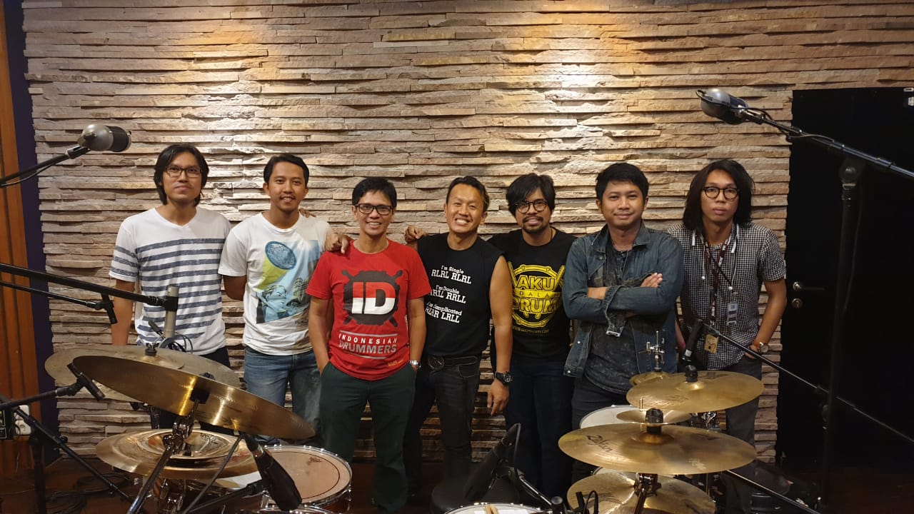 Tim Indonesian Drummer menyiapkan proses rekaman Gilang Ramadhan