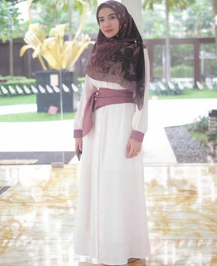 10 Inspirasi gaya busana Zaskia Sungkar ini bikin Ramadanmu makin kece