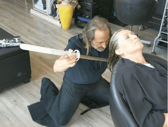 Salon ini gunakan pedang samurai untuk memotong rambut pelanggannya