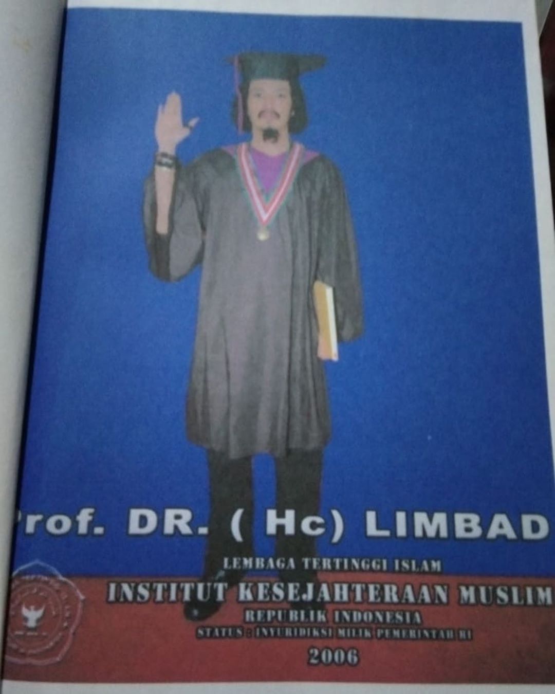 foto Master Limbad mengenakan toga/instagram:limbadindonesia
