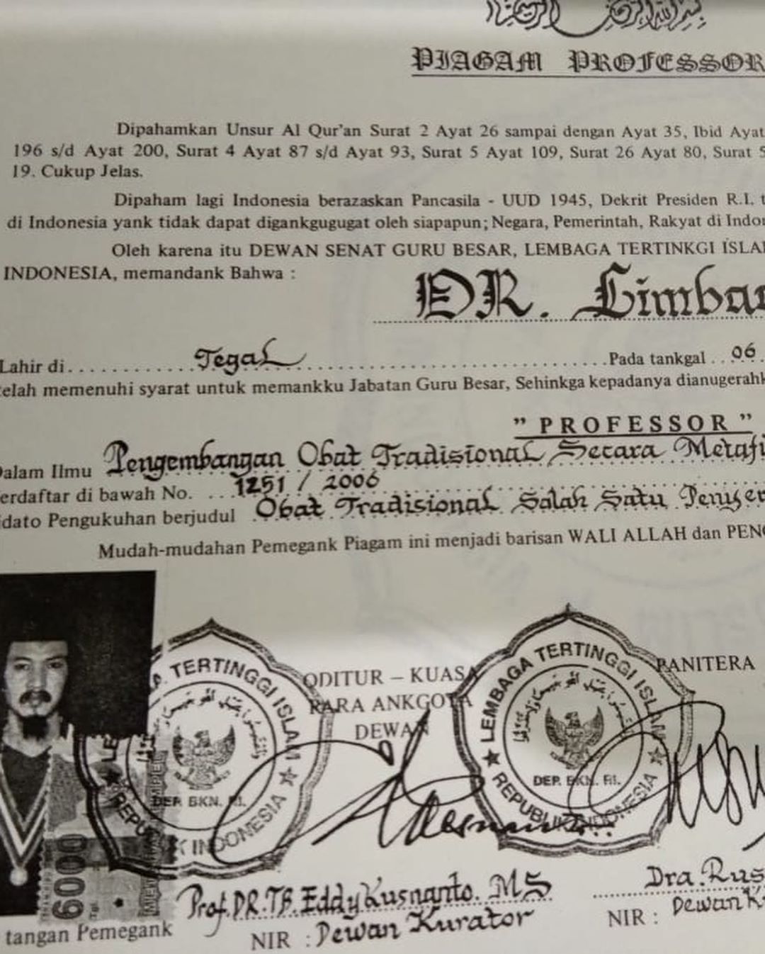 Limbad unggah foto memakai toga ke sosial media, warganet heboh