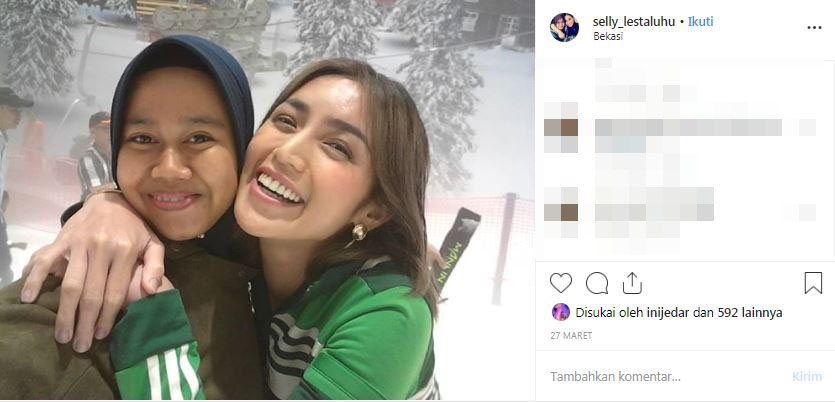 5 Potret kedekatan Jessica Iskandar & asistennya, pernah diumrohkan