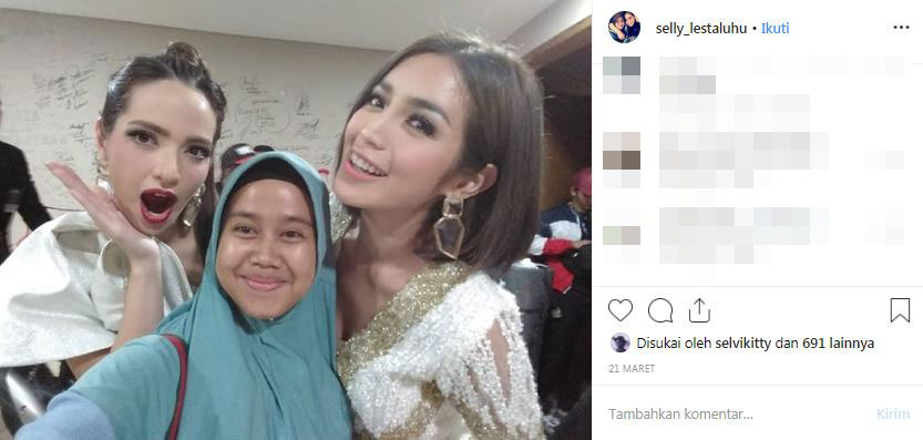 5 Potret kedekatan Jessica Iskandar & asistennya, pernah diumrohkan