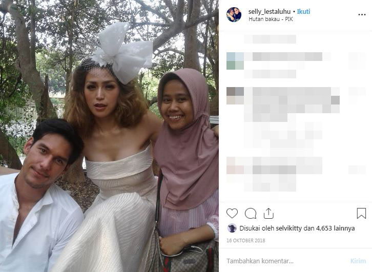 5 Potret kedekatan Jessica Iskandar & asistennya, pernah diumrohkan