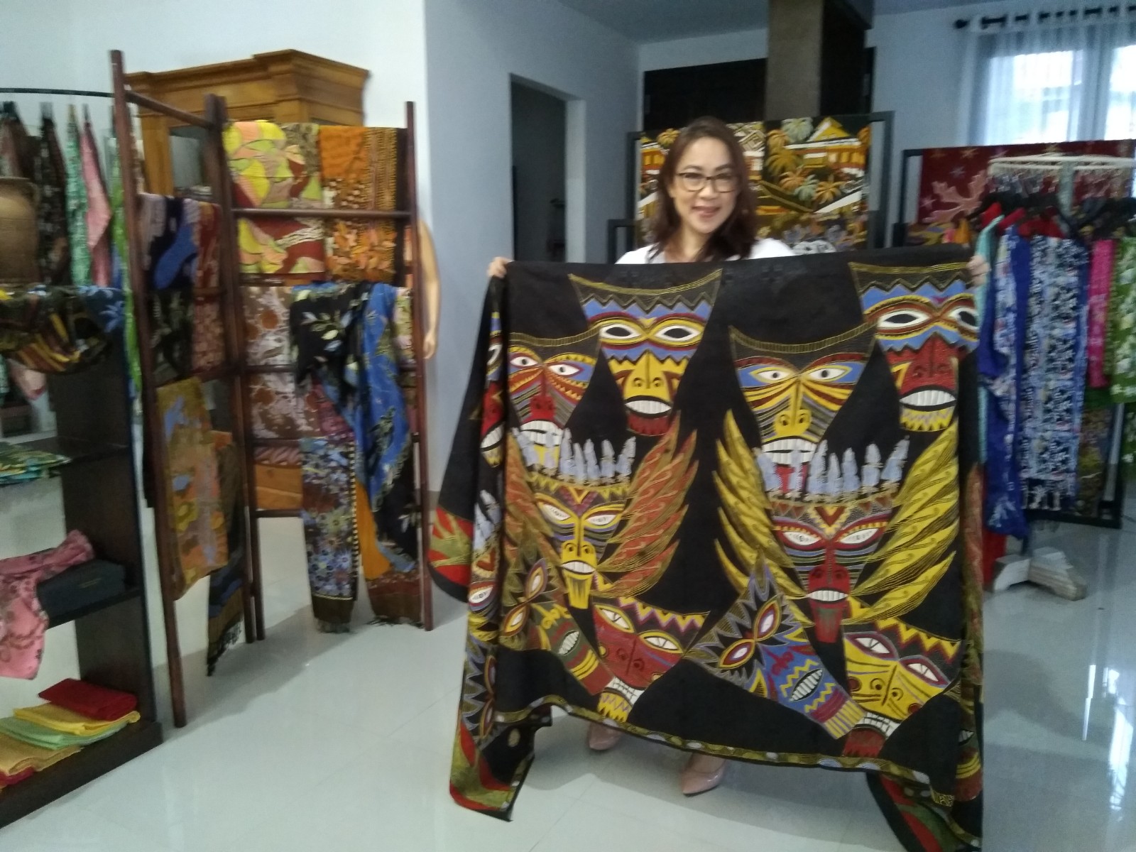 Batik Bercerita Motif Topeng Wolay