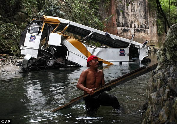www.bleacherreport.com/articles/2606809-mexican-soccer-players-die-after-bus-falls-off-ravine-into-gorge-near-cordoba