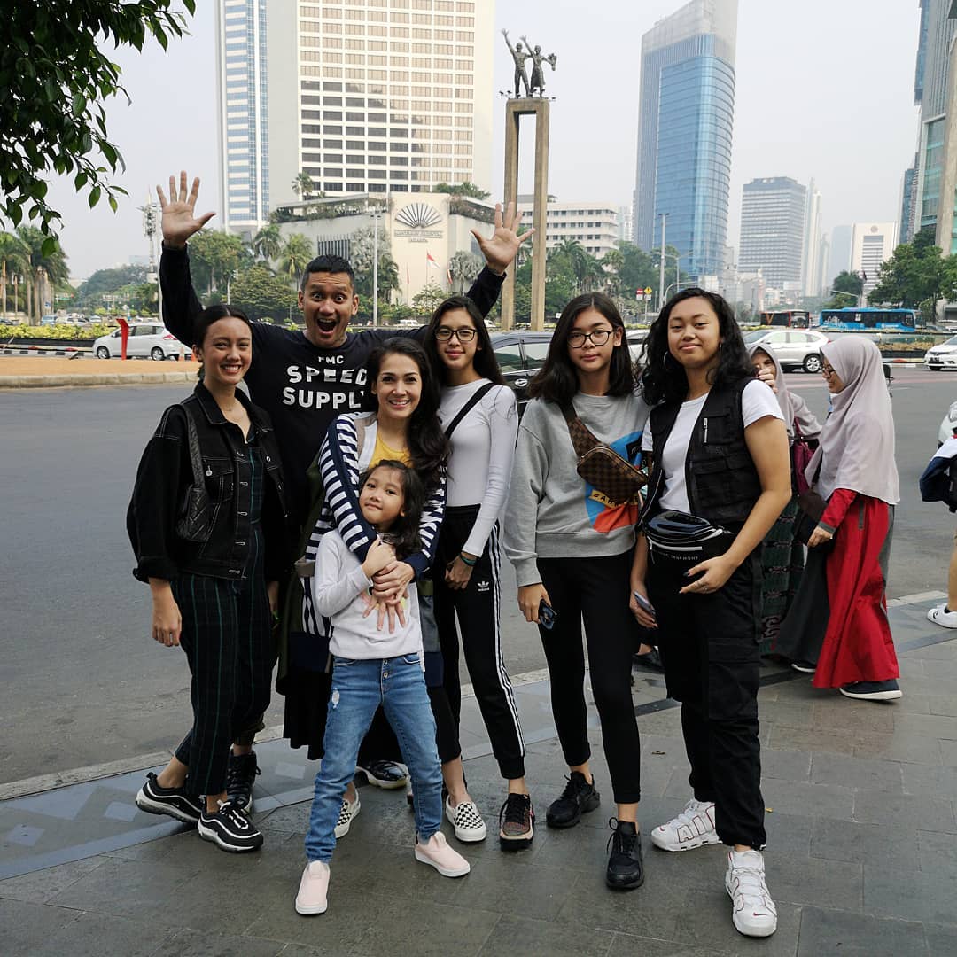 5 Momen romantis artis ganteng dan anak gadisnya, berasa sama pacar