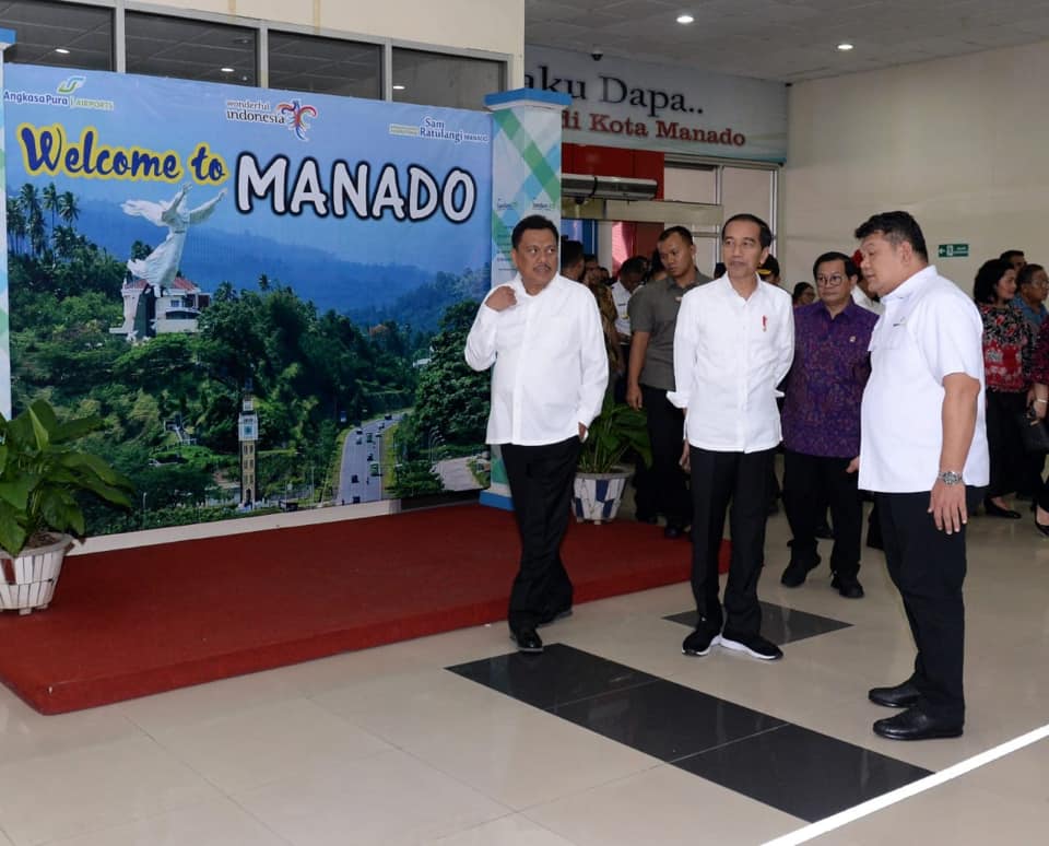 Presiden Joko Widodo saat melihat langsung area Bandara Sam Ratulangi, kamis lalu. (setneg ri)