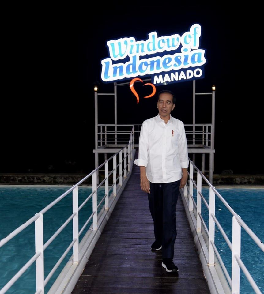 Presiden menyempatkan diri melihat langsung ke area UMKM terbesar di Manado yang ada di Jendela Indonesia (foto: Setneg)