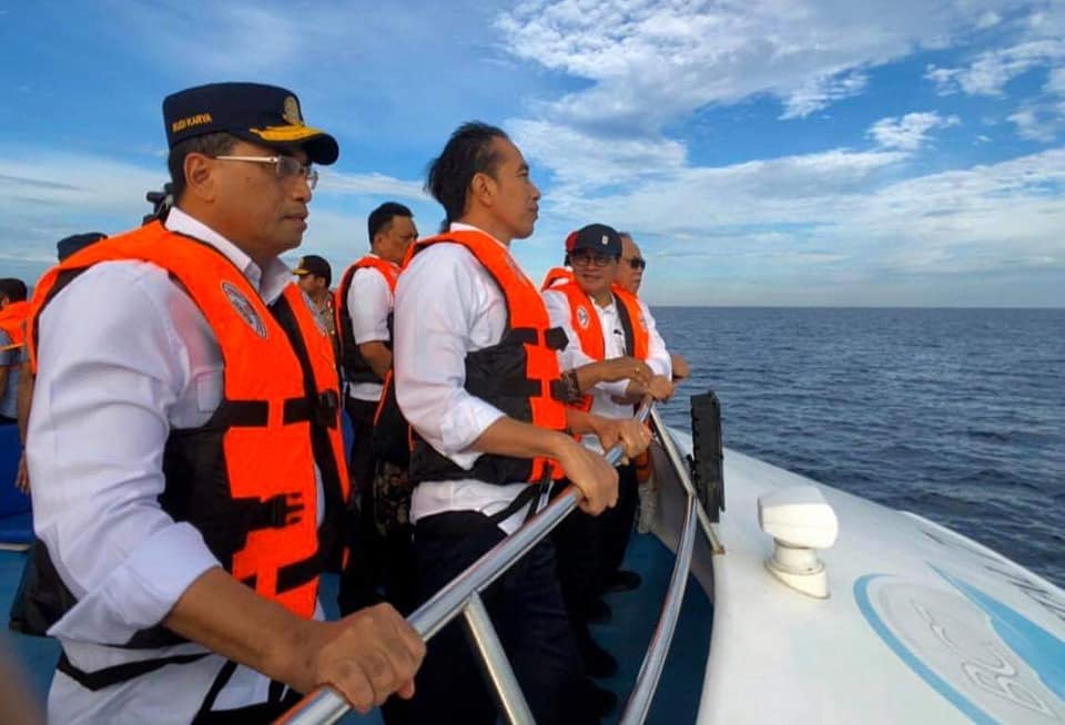 Tampak Presiden Jokowi sudah berada di atas kapal yang membawanya ke Pulau Bunaken. (foto: Anthoni Purukan)